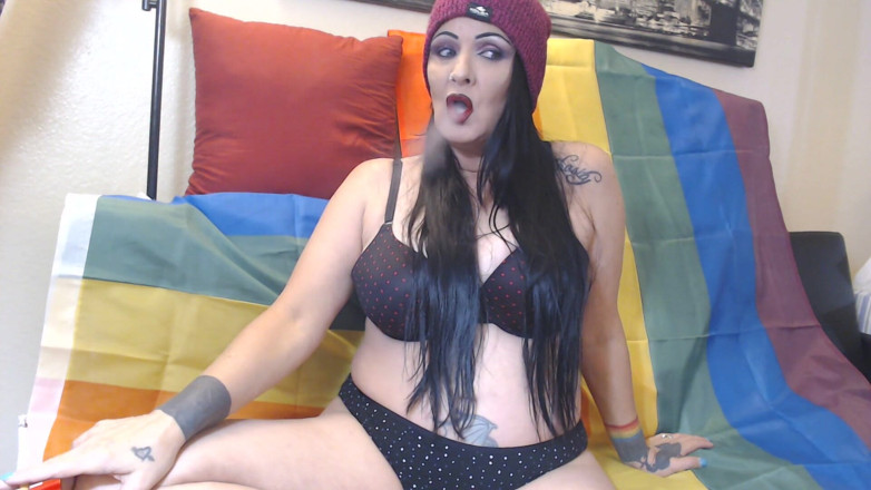 Abby Anna: Marlboro 100s vermelho fumando calcinha de sutiã