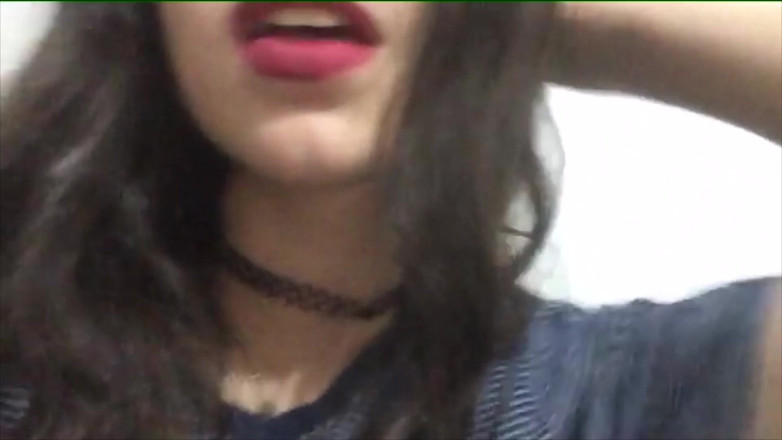 Adorable Teen: La giovane ragazza latina mora mostra la sua lingerie nera...