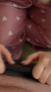 Hermanastra cachonda en lindo pijama arruinó mi orgasmo con sus pies pequeños