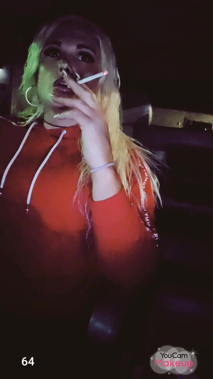 Darkfetish2k: Transexual Caliente Fumando 120's En Público