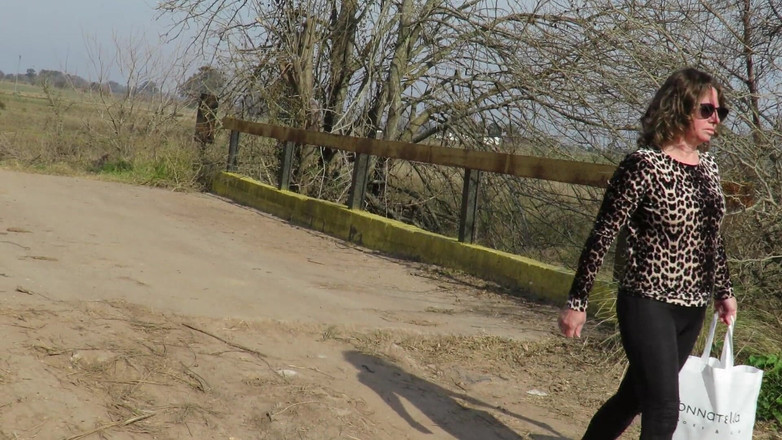 Milfcamsex: Patricia zieht sich auf der outdoor-brücke aus