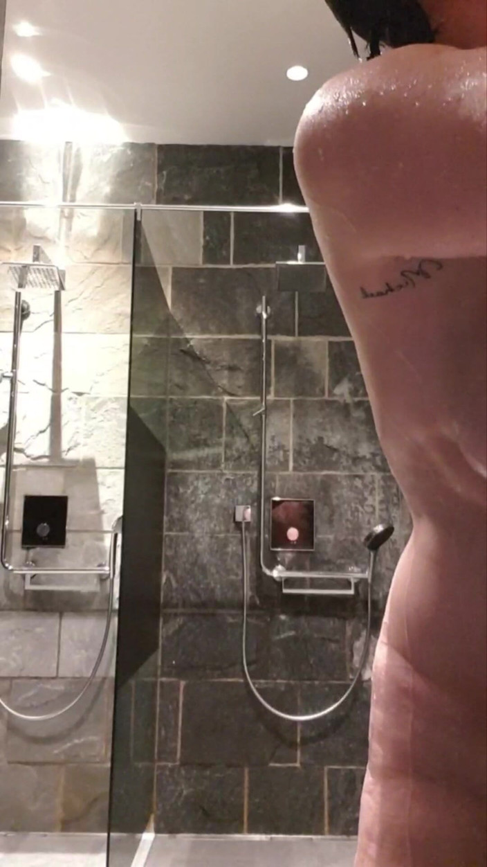 JulieEroticDress: Halka açık saunada orgazm