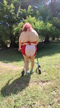 Vicki, infirmière BBW, se promène dans son maillot de bain Hello Kitty en bikini ! Que fait-elle d’autre !