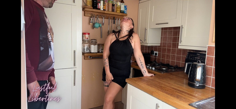 Lustful Libertines: Une MILF pisse juste devant moi avant de me baiser