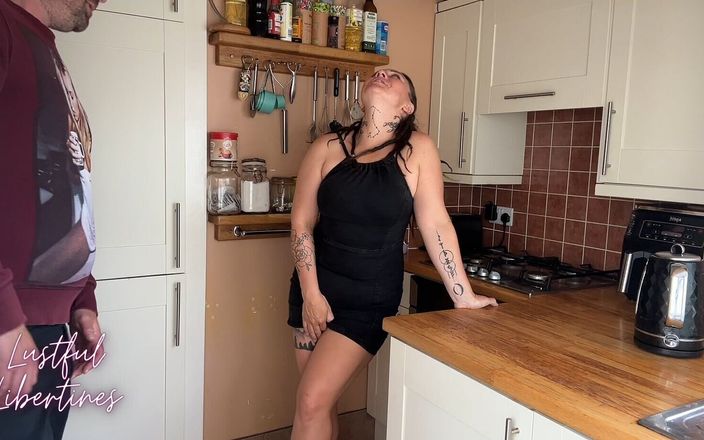 Lustful Libertines: Mamă sexy pișată chiar în fața mea înainte de a mă fute
