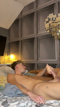 Twinks chupan y follan en una habitación de hotel