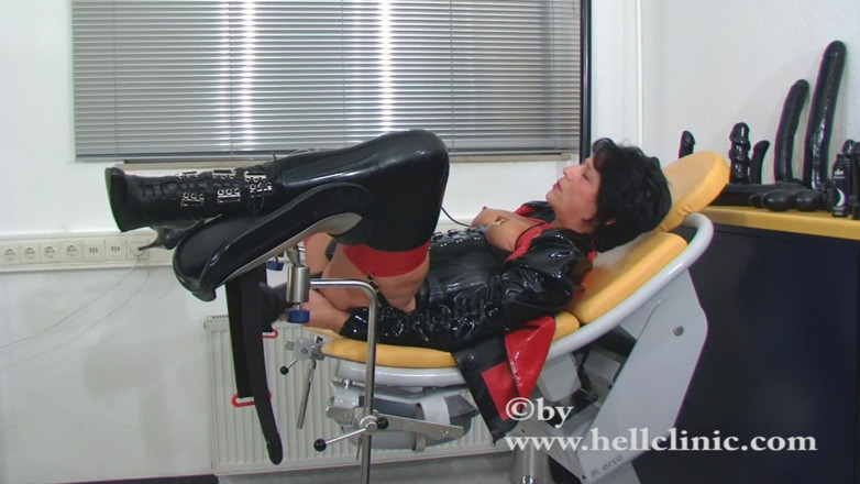 Rubber & Clinic Studio - 1ATOYS: Masturbation anale avec la main en caoutchouc