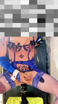 Roztomilý Femboy v vysokých podpatcích, velmi sexy modré punčochy, spodní prádlo Ukazující venku jeho kalhotky