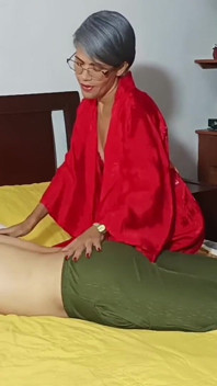 Dopo un buon massaggio dalla mia sorellastra, una buona scopata per finire - porno in spagnolo.