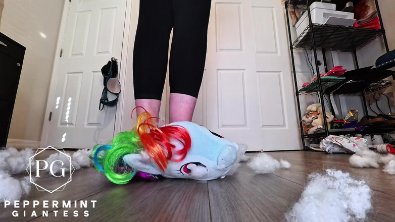 Peppermint Giantess: 67 Gigante em meias sujas destrói lentamente enorme plushie para...