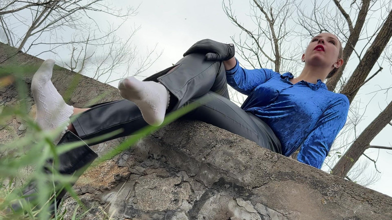 Hottie goddess: Bosé dangle svádění