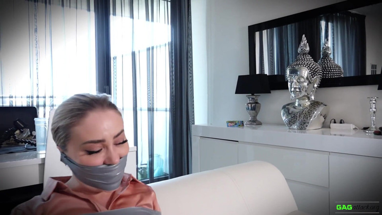 Gag Attack: Aubrey - setiausaha dalam pita perhambaan