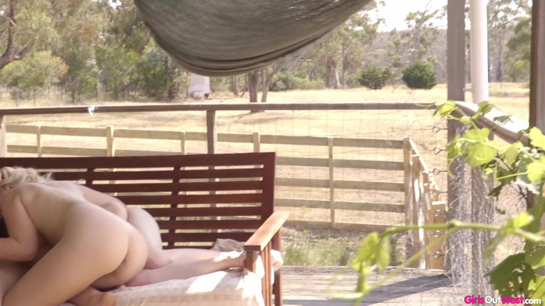 Girls Out West: Des bombasses lesbiennes profitent de plusieurs orgasmes pendant une orgie...