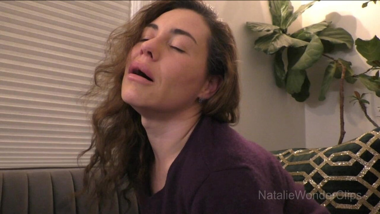 Natalie Wonder: 继母被你的猛屌施隆手淫