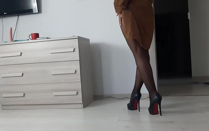 Hot Wife Nikole: Струнка брюнетка в безшовних колготках на високих підборах спокушає.