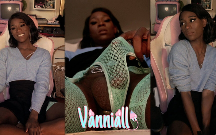 Vanniall: Gooning in blauen dessous