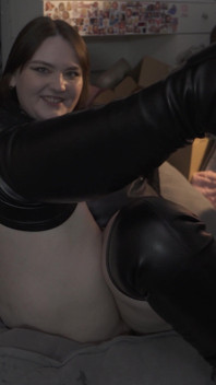 Solitária se masturba com um novo vibrador para gozar com ejaculação abundante