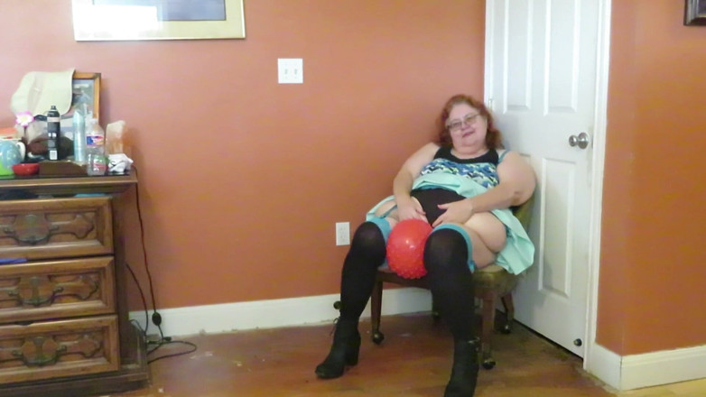 BBW nurse Vicki adventures with friends: Asistenta Vicki se joacă cu o minge de cauciuc într-o fustă...