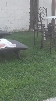 Ich habe meine stiefschwester beim nackten sonnenbaden und masturbieren im garten aufgenommen