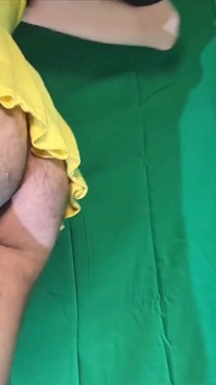 Jupe jaune, pas de culotte