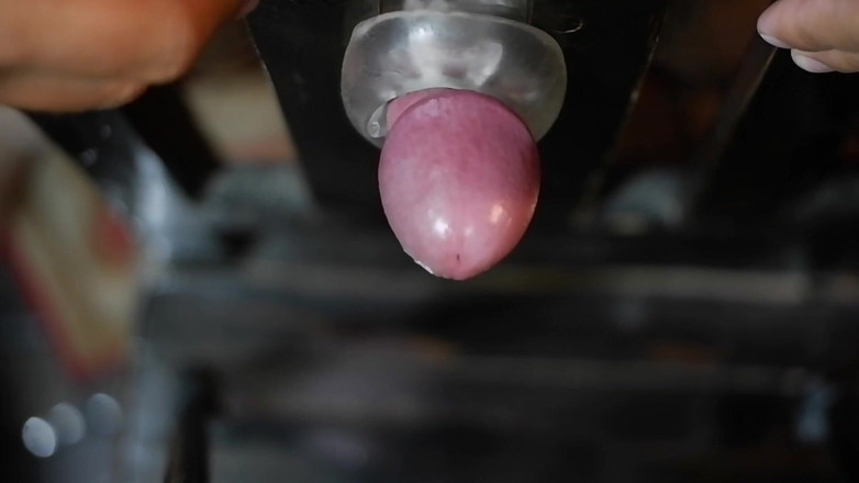 Milky Tata: Kongkek mainan seks dan pancutan mani di atas kerusi.