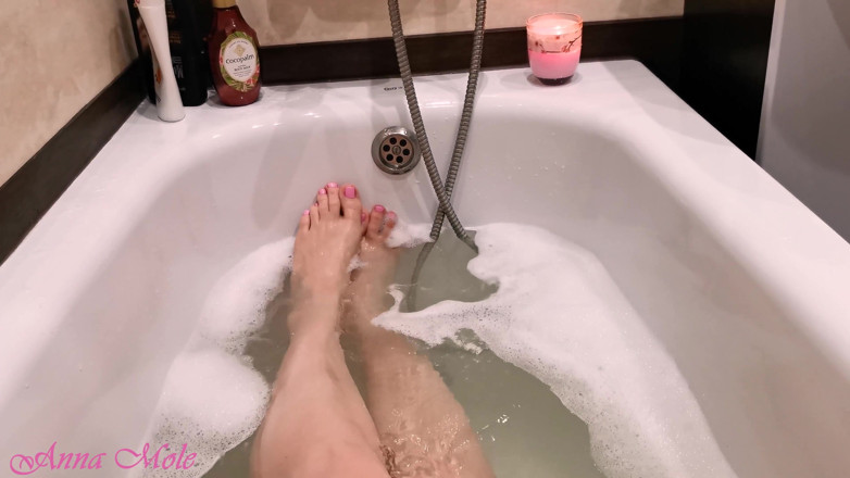 Anna Mole: Aku lagi mandi sambil pamer kaki jenjangku yang aduhai.