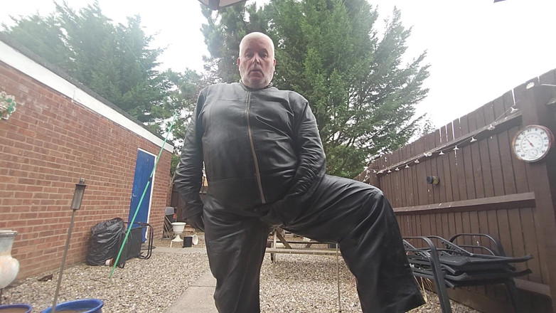 Leatherman63: Wanking Outside