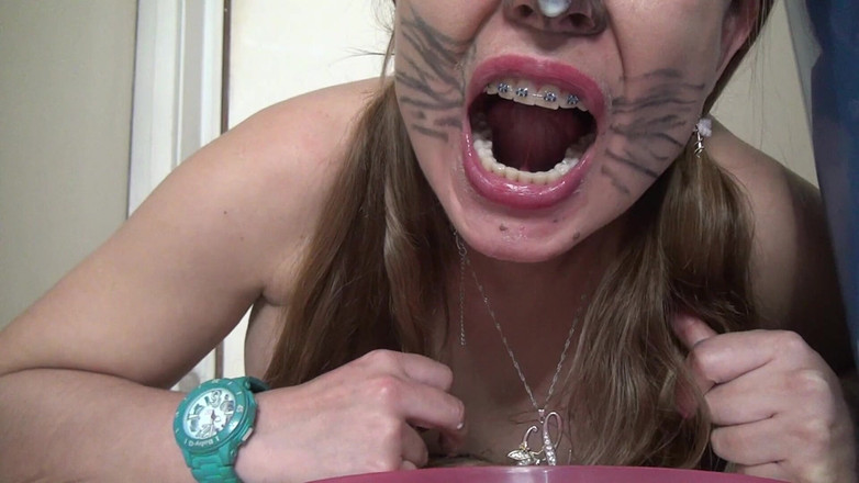 Angel eyes studio: セクシーな子猫がグミベアを飲み込む!!