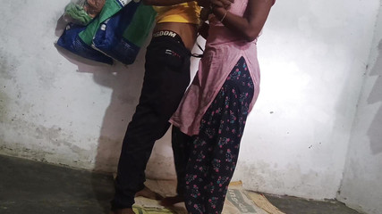 Annu Bhabhi: Fodendo minha meia-irmã