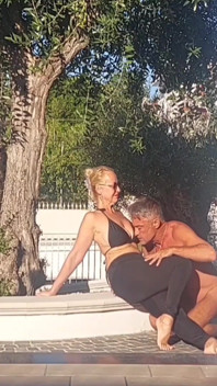 Selena'nın açık havada yogası ve seks