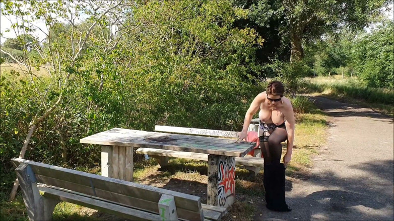 UserBitch1: サスペンダー姿の裸で Outdooe