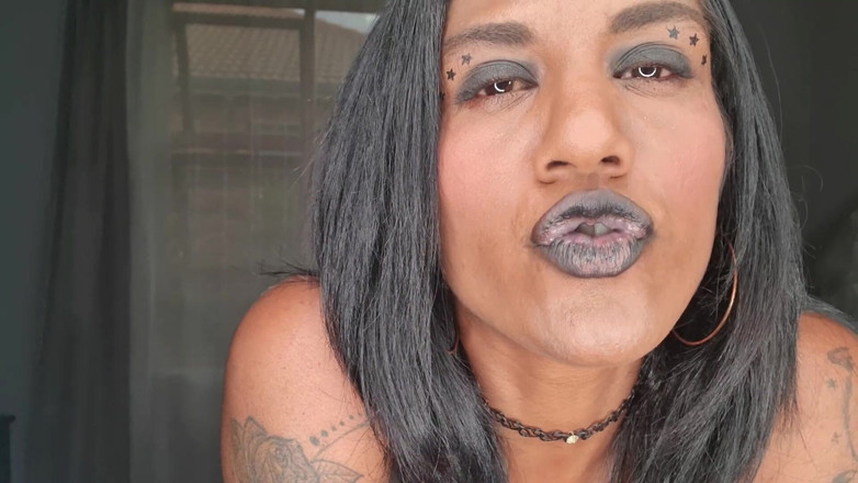 domslutfucker: Curvă indiană desi vorbind murdar în timp ce se joacă, expunându-și...