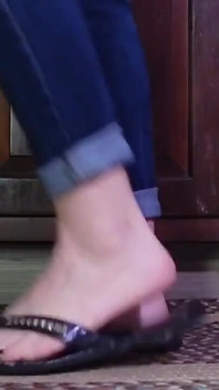 Eu sei que você está batendo seu pau ao som desses velhos flipflops rasgados