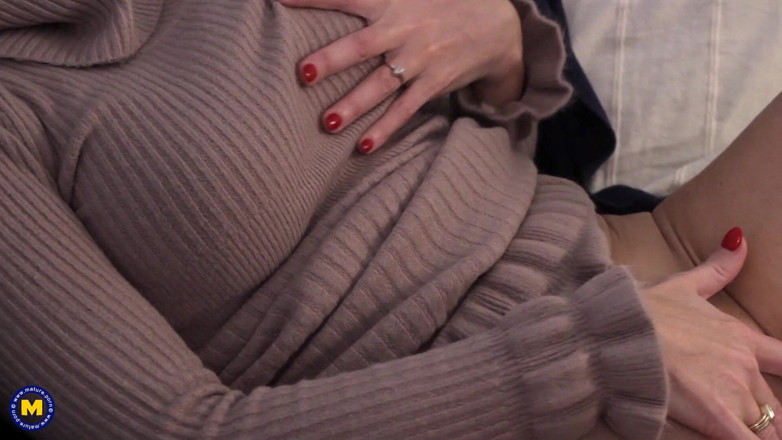 Mature NL: Piękna Dojrzała MILF Raika Masturbuje Się, aż Spuści