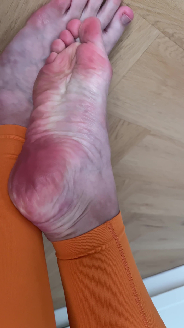 Feet: Parmak arası terlikli ayak gösterisi