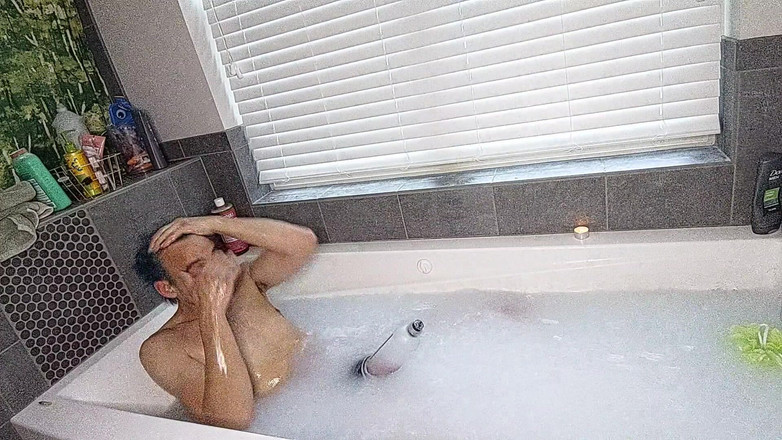 Sexy possum: Znudzony jak diabli pompowanie mojego kutasa w wannie z moją...