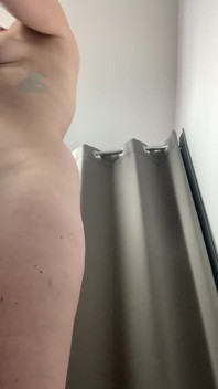 포쉬 부티크 샵에서 디자이너 드레스를 입기 위해 벌거벗기