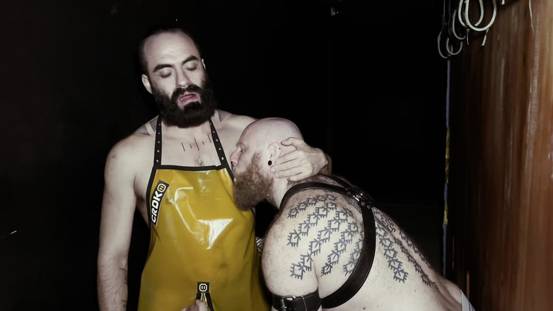 FUCKARTBERLIN: Cerdo alemán en cuarto oscuro