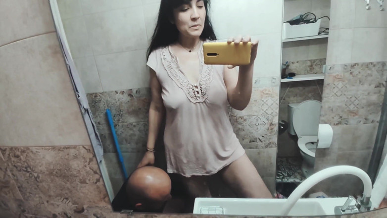 Hairy Homemade Amateur Orgasms: Pissing nella bocca del marito - umiliazione feticcio