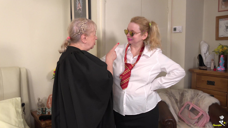 Dirty Doctors Clips - Mature British Lesbians: Convoquée à la directrice