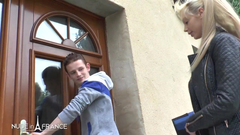 Nude in France: Прекрасну молоду блондинку з красивими цицьками трахають в дупу всюди в нашому гостьовому будинку