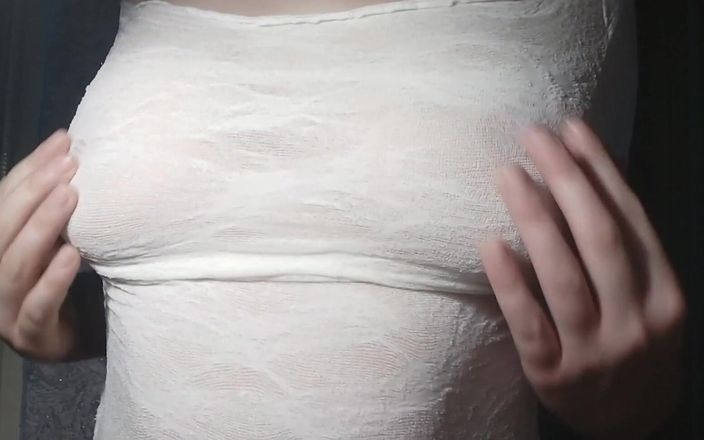 Amateur Wet Babe: Seksi kız sıkı doğal göğüsleri ve meme uçlarıyla oynuyor - ağır çekim -...