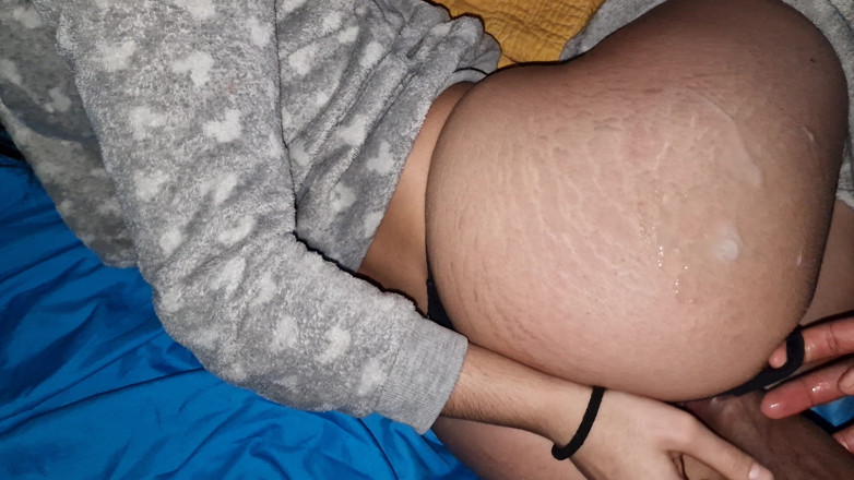 Carlalamamadora: सौतेला पापा मुझे कॉलेज जाने से पहले अच्छे से जगाता है जब मेरी सौतेली मम्मी काम कर रही है