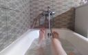 Ginna Gg: Fluffy Bush toma banho e admira pernas peludas com os...