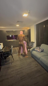 La jeune directrice de l’hôtel ne voulait vraiment pas perdre son travail et je baise sa chatte étroite