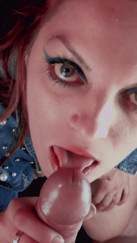 Sexe oral sans pipe - jeu de langue tendre et de lèvres qui plaît à son frein sensible