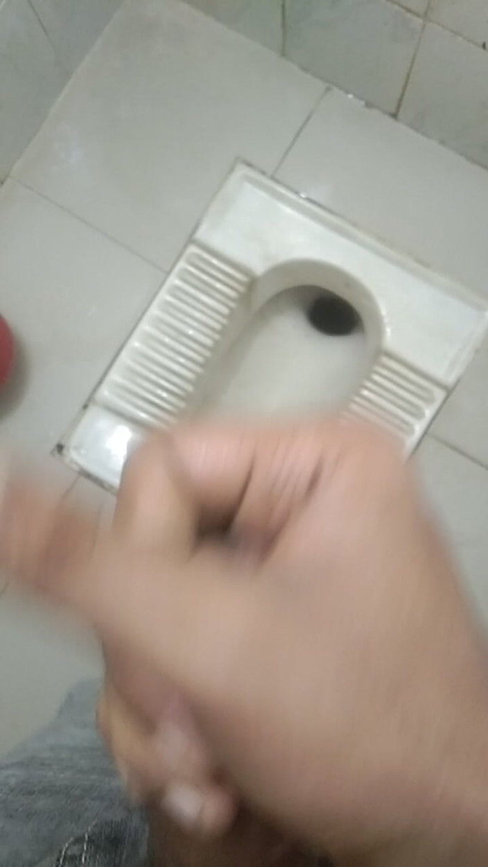 Viral_tiktokar: I Went to the Office Bathroom and Beat Myself up