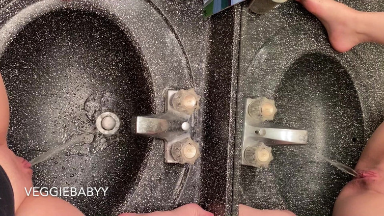Veggiebabyy: Peeing in My Sink for a Day