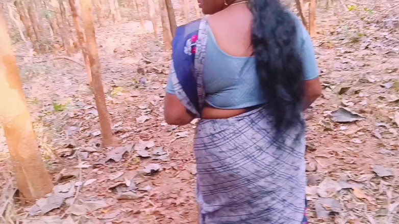 Telugu honey lips: Індійський секс на відкритому повітрі. Дезі бхабі таємно трахає чоловіка в лісі. Брудні розмови на телугу.