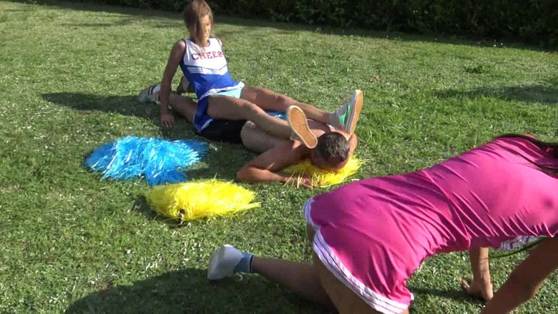 Femdom Austria: Une pom-pom girl s'amuse avec des coups de pied !